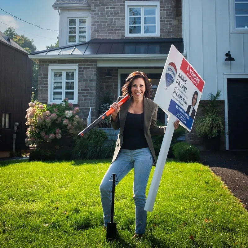 Annie Payant, courtière immobilière, devant une maison à vendre à Saint-Constant