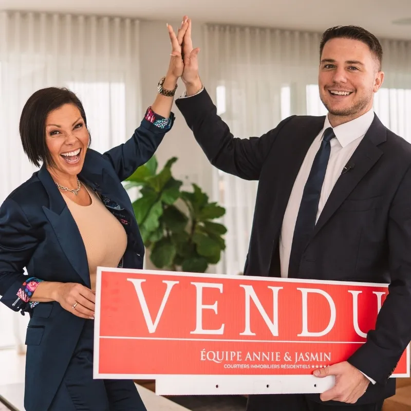 Annie Payant et Jasmin Morin avec une affiche Vendu — propriété vendue à Saint-Constant