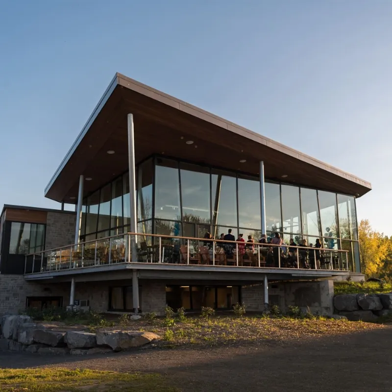 Pavillon du RécréoParc de Sainte-Catherine, au bord du fleuve Saint-Laurent