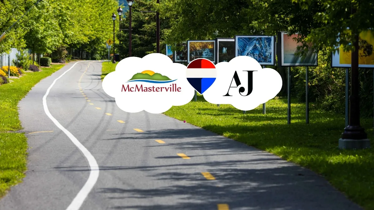 Piste cyclable bordée d'arbres et exposition photo extérieure à McMasterville – vendre sa propriété avec l'Équipe A&J, courtiers immobiliers